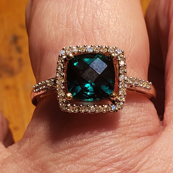 Jewelry - 14k emerald/diamond halo ring